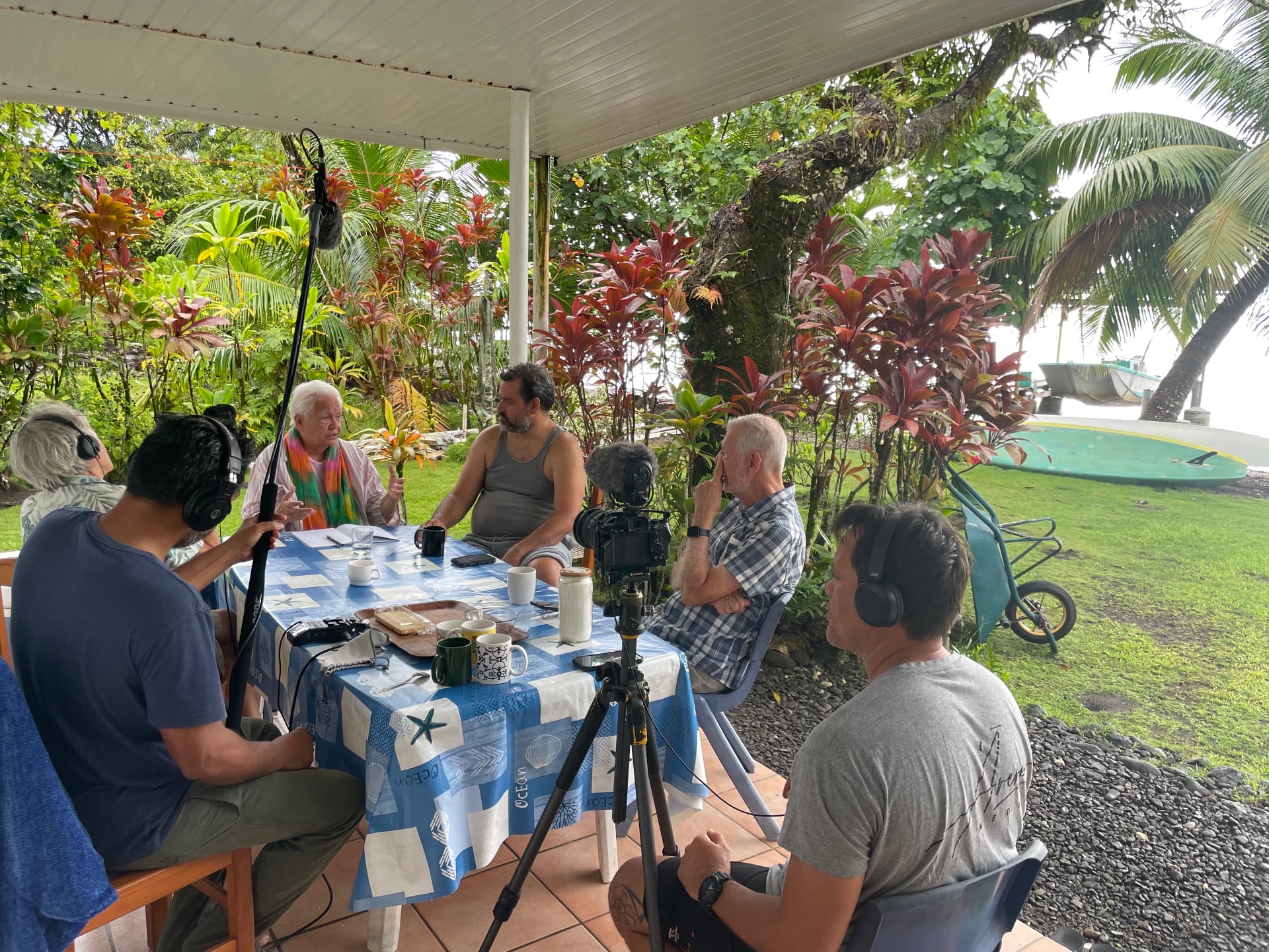 Tournage du film Flora Aurima Devatine, les étoiles de l'aurore - Te feti'a taiao 'averau (réal. Estelle Castro-Koshy, Tokainiua Devatine et Matahi Tutavae; prod. ‘Arere Media), 2022. © Estelle Castro-Koshy